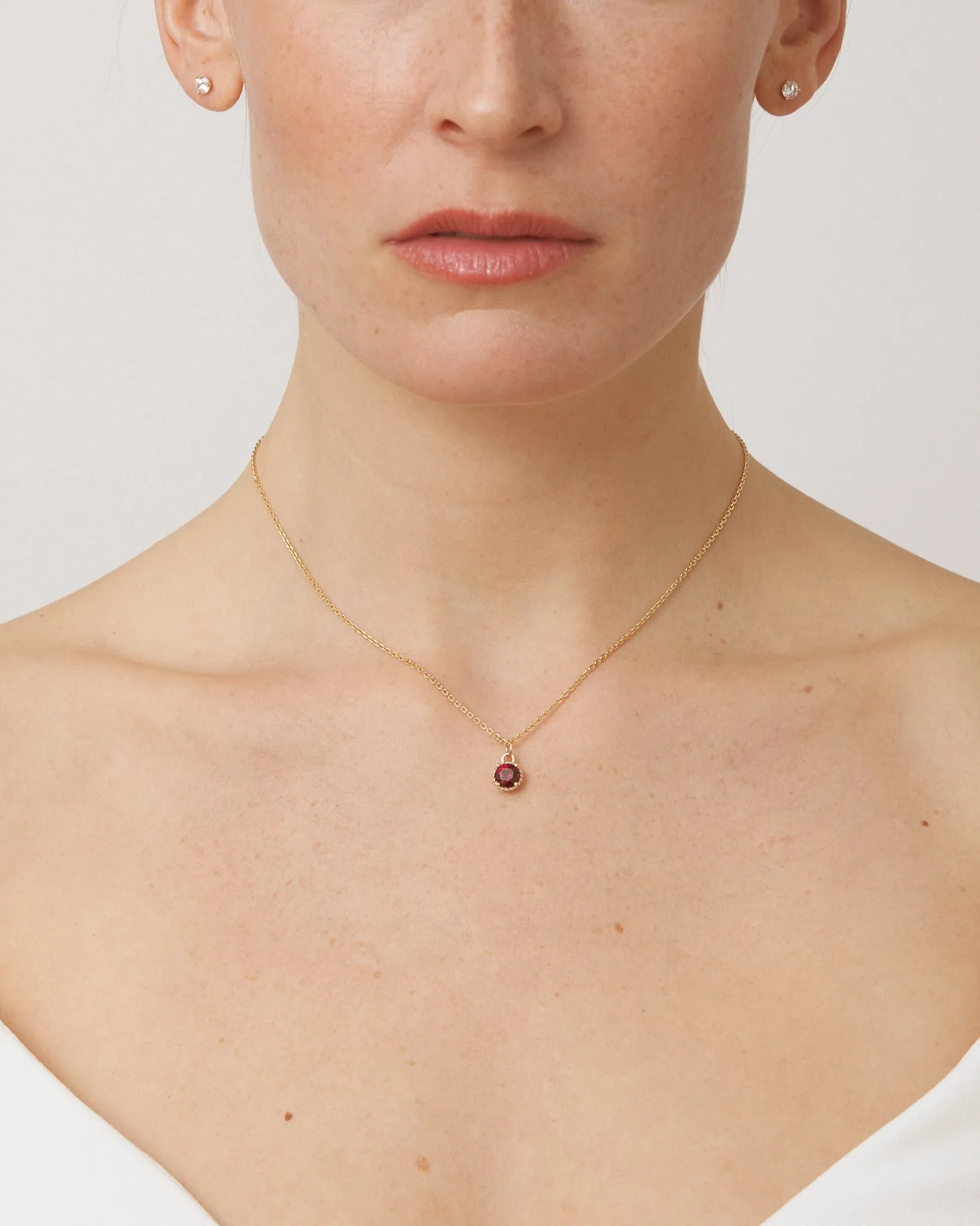 Round Galatée Pendant in 14k Yellow Gold with red Tanzanian Moyo Garnet