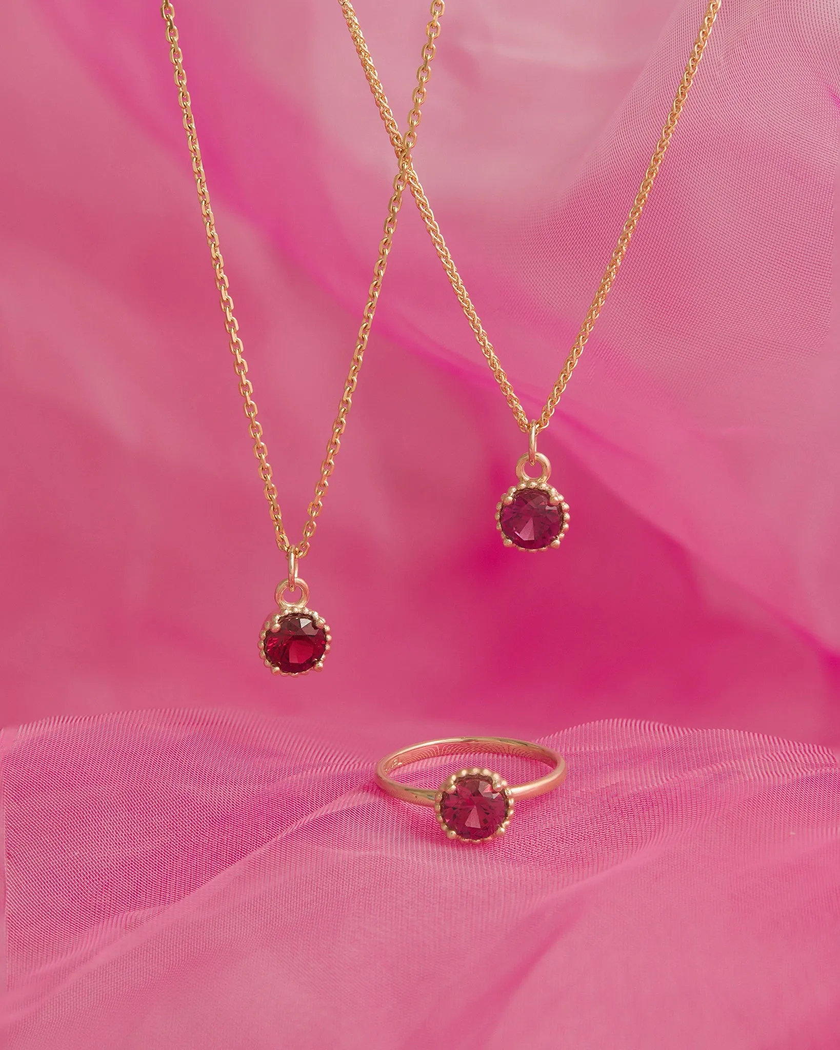 Round Galatée Pendant in 14k Yellow Gold with red Tanzanian Moyo Garnet