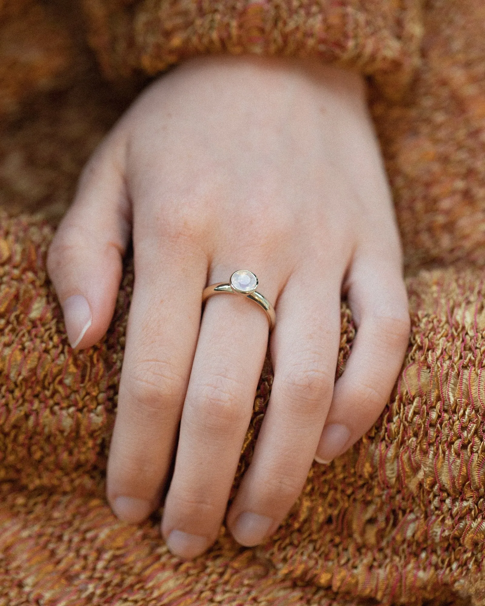 Round Vara Ring in 14k Fairmined Gold with Oregon Opal